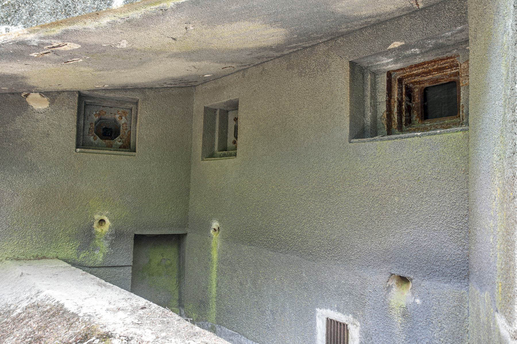 Ligne Maginot - HOCHWALD C3 - (Casemate d'infanterie - Double) - Créneaux de la chambre de tir haute modifiés après guerre. Un créneau JM a été remplacé par un créneau FM, tandis que le créneau JM conservé était prévu pour un canon antichar de 37 (présence d'un bi-rail) - David Palmer