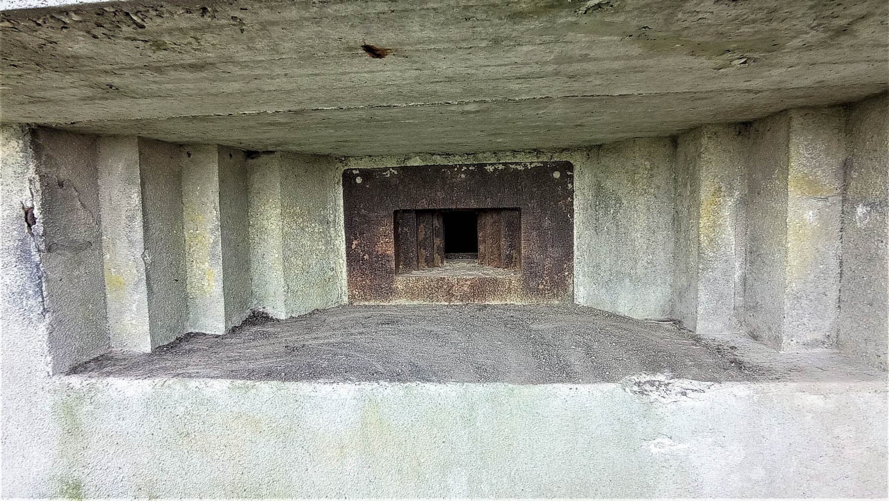Ligne Maginot - KIRCHGRUBE NORD - (Blockhaus pour arme infanterie) - Détail du créneau pour mitrailleuse  - Baptiste GAUDIN