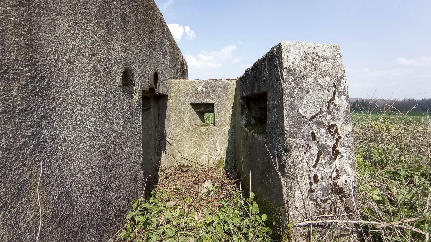 Ligne Maginot - KIRCHGRUBE NORD - (Blockhaus pour arme infanterie) - Le mur en chicane protégeant l'entrée avec ses deux créneaux de défense rapprochée - Baptiste GAUDIN