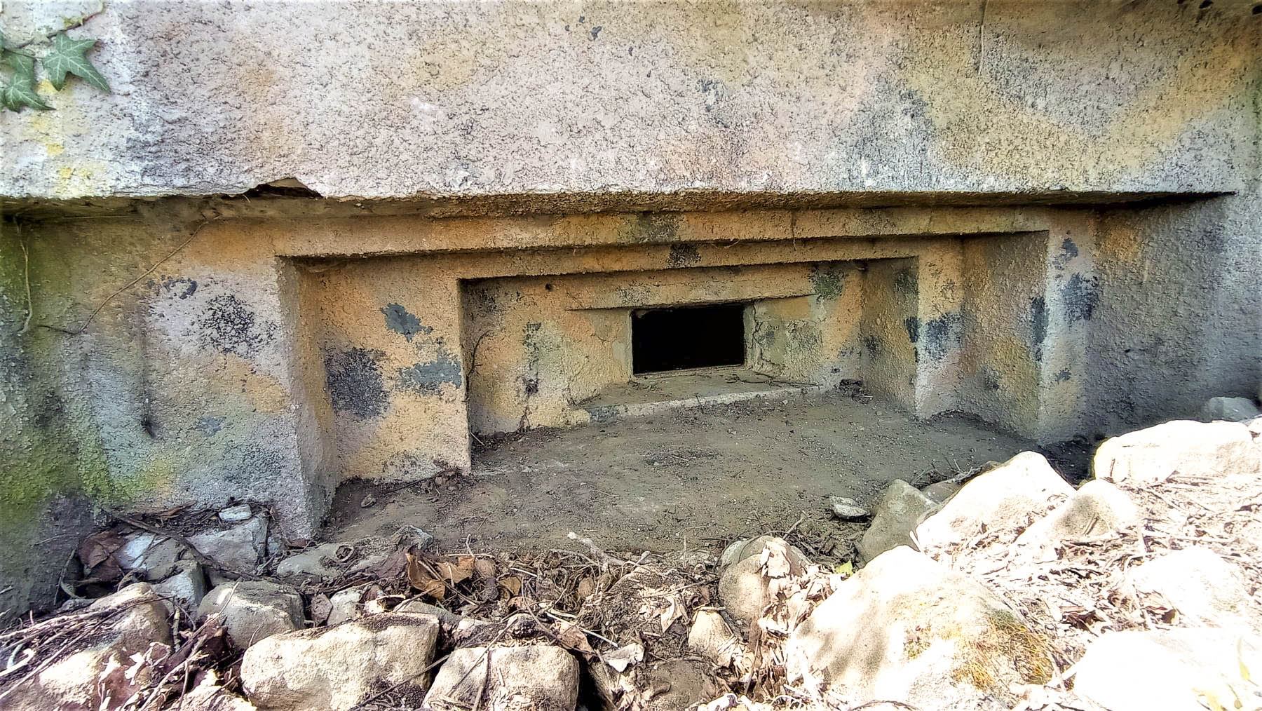 Ligne Maginot - KIRCHGRUBE SUD - (Blockhaus pour canon) - Détail du créneau pour mitrailleuse 
Noter les restes de peinture de camouflages - Baptiste GAUDIN