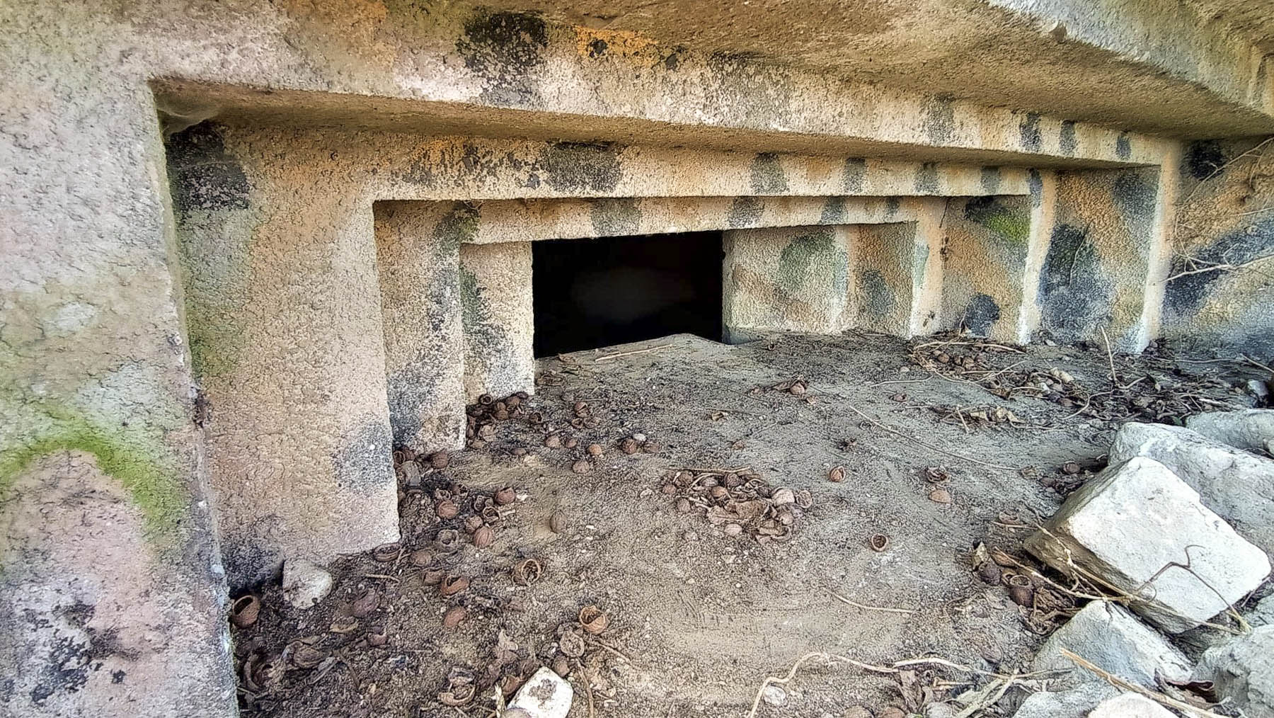 Ligne Maginot - KIRCHGRUBE SUD - (Blockhaus pour canon) - Détail du créneau pour canon 
Noter les restes de peinture de camouflage - Baptiste GAUDIN