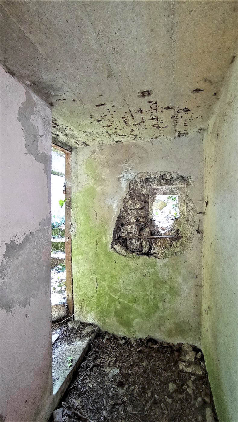 Ligne Maginot - KIRCHGRUBE SUD - (Blockhaus pour canon) - L'entrée hommes et le créneau de défense rapprochée - Baptiste GAUDIN