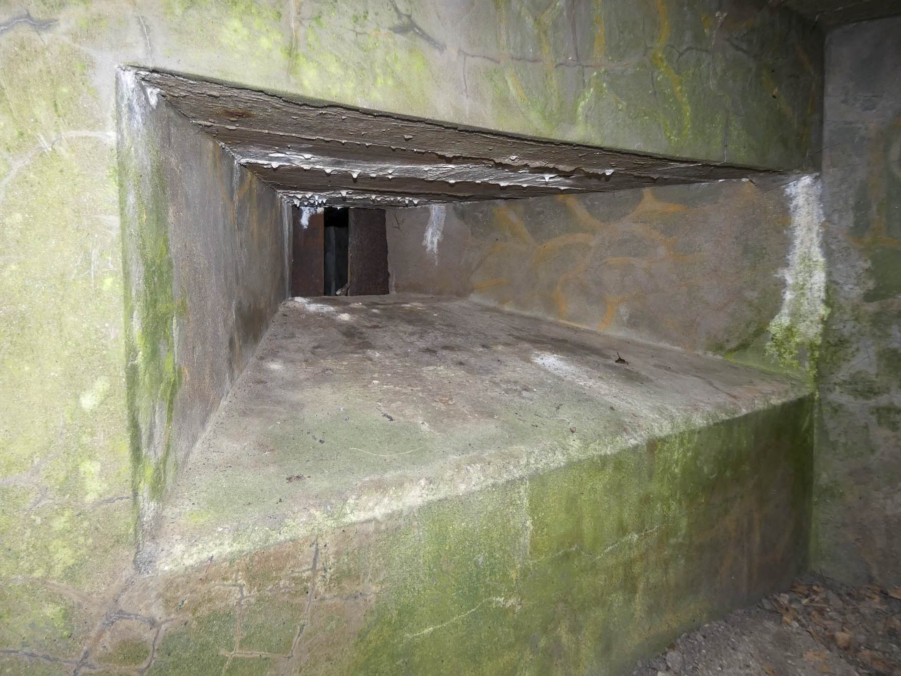 Ligne Maginot - BB8 - KOBENBERG - (Blockhaus pour canon) - Le créneau mitrailleuse de flanquement SO. On distingue les volets blindés à l'intérieur. - STENGER Mathieu