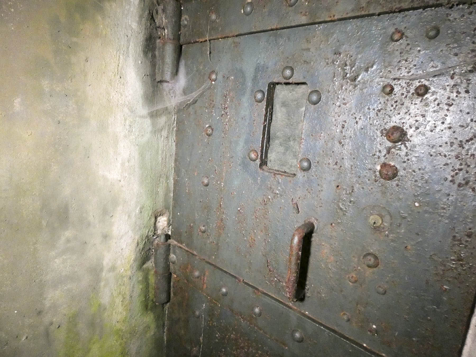 Ligne Maginot - BB8 - KOBENBERG - (Blockhaus pour canon) - La porte blindée est en place et verrouillée. - STENGER Mathieu
