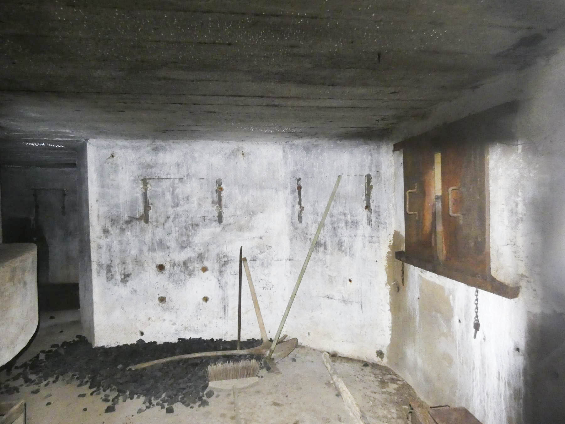 Ligne Maginot - BB8 - KOBENBERG - (Blockhaus pour canon) - L'intérieur du blockhaus vu par le créneau FM près de l'entrée. On voie bien les boucliers sur le créneau mitrailleuse de droite. - STENGER Mathieu