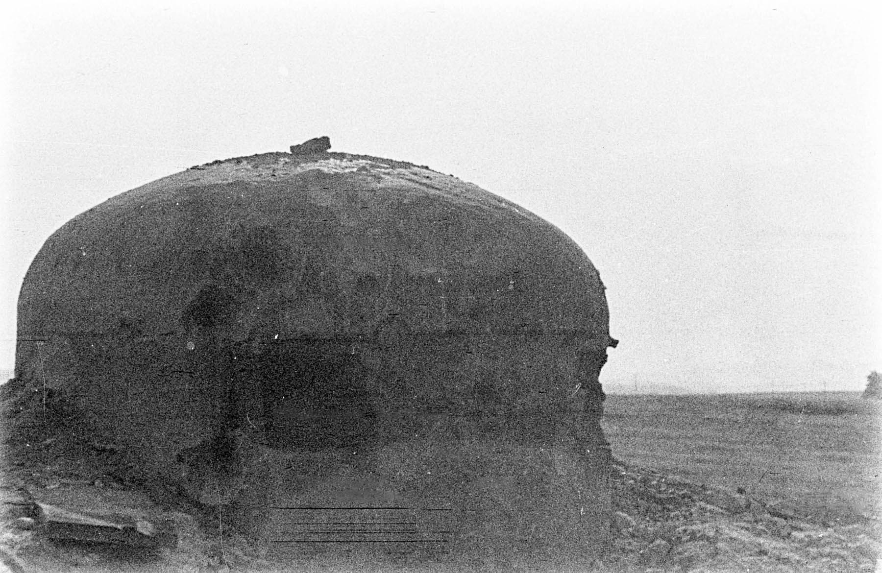 Ligne Maginot - OBERROEDERN NORD - (Casemate d'infanterie - Double) - Photo prise après les combats
La cloche GFM - Albert HAAS