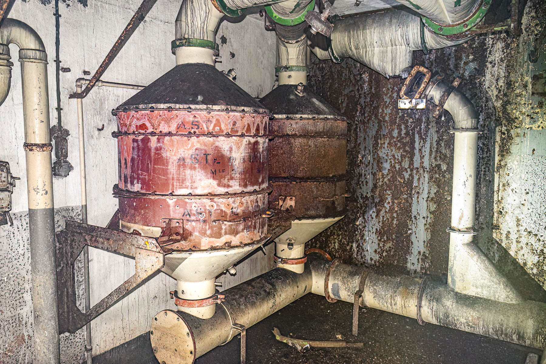 Ligne Maginot - ROCHONVILLERS - A8 - (Ouvrage d'artillerie) - Bloc 6
Filtres d'air - David Palmer