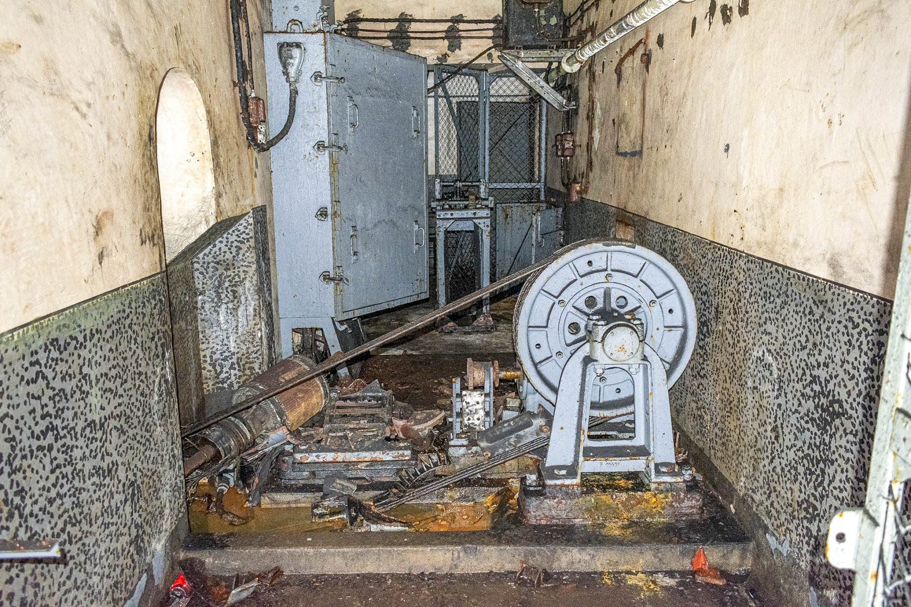 Ligne Maginot - ROCHONVILLERS - A8 - (Ouvrage d'artillerie) - Bloc 7
La machinerie du monte-charge - David Palmer