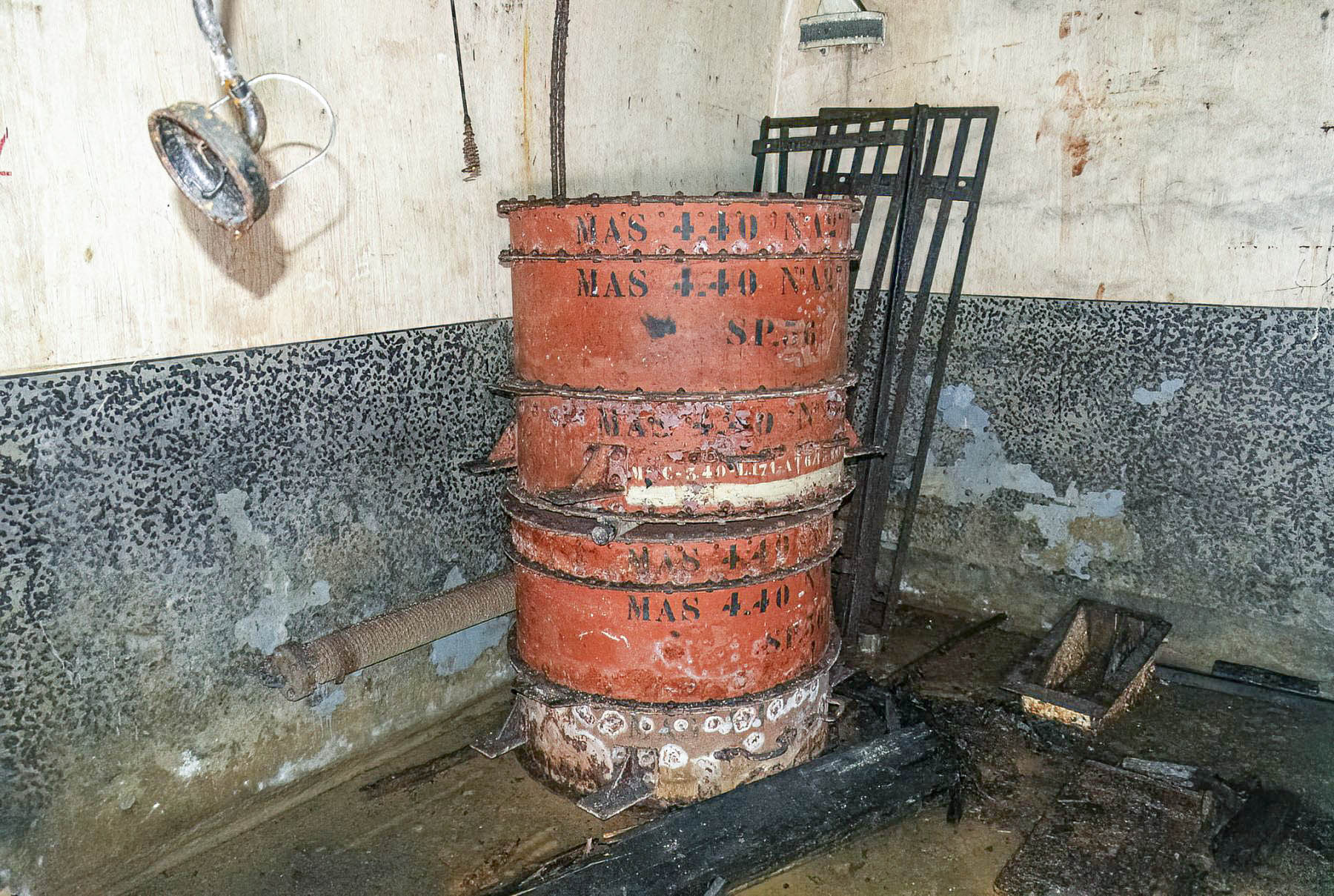 Ligne Maginot - ROCHONVILLERS - A8 - (Ouvrage d'artillerie) - Bloc 7
Filtres de rechange dans le magasin M2 - David Palmer