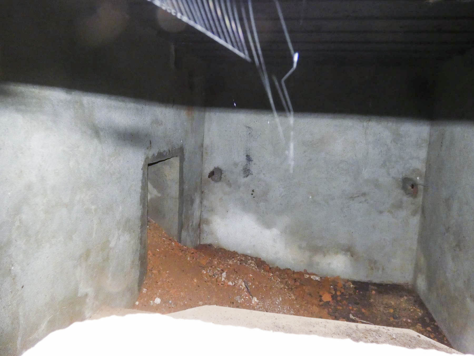 Ligne Maginot - BB318 - SANDBRUCKEN 1 - (Blockhaus pour arme infanterie) - L'intérieur du blockhaus vu par le créneau. Au fond à gauche l'entrée remblayée. - STENGER Mathieu