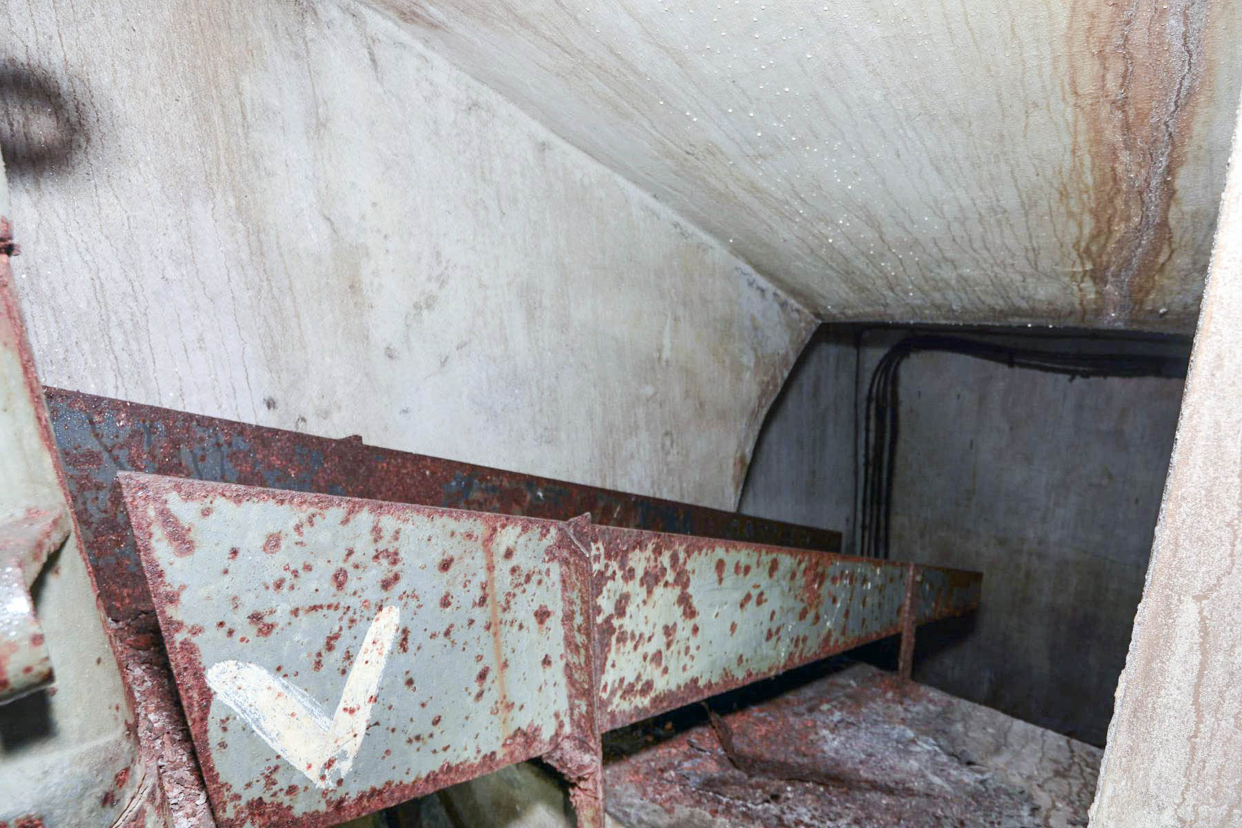 Ligne Maginot - Système d'évacuation des douilles Melius - Goulotte acheminant les douilles entre le bas du toboggan et la fosse  à douille au pied du bloc
Ouvrage du Hochwald