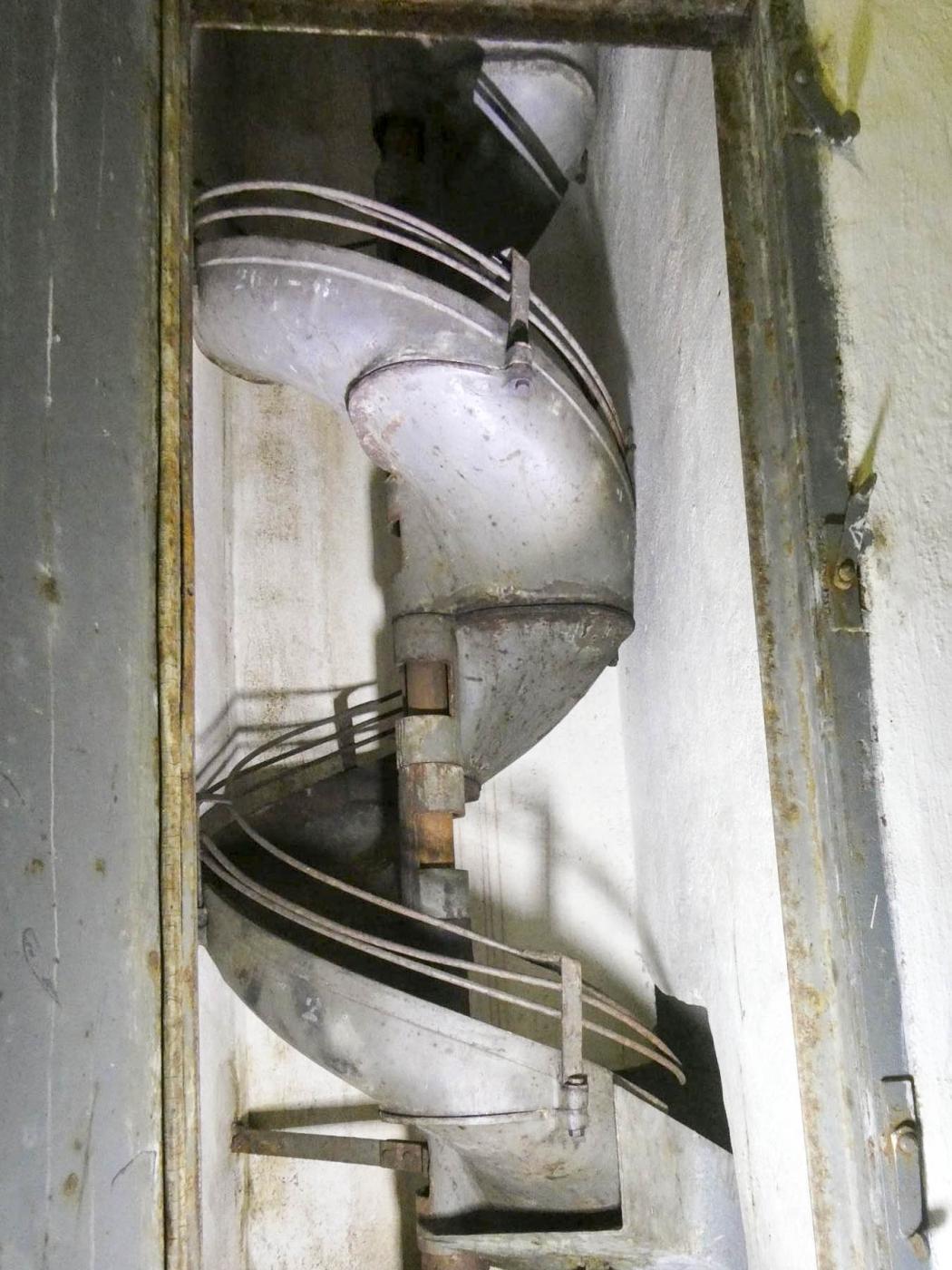 Ligne Maginot - Système d'évacuation des douilles Melius - Toboggan de descente des douilles