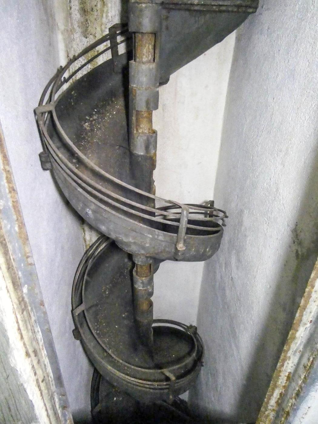 Ligne Maginot - Système d'évacuation des douilles Melius - Toboggan de descente des douilles