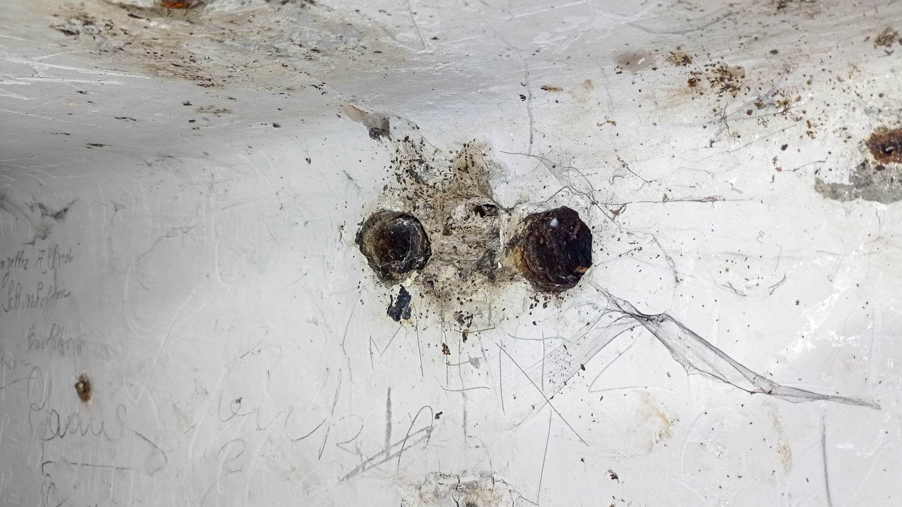 Ligne Maginot - N - (Chambre de coupure) - Passages de câbles connectant les équipements de la chambre au boitier de raccordement pour les troupes de campagne placé dans l'encadrement de la trappe d'accès