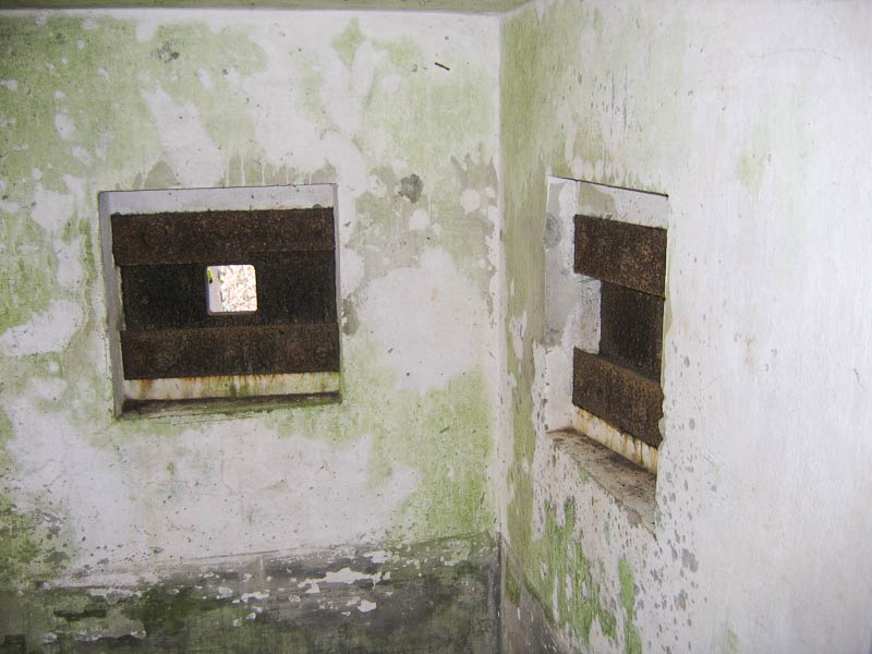 Ligne Maginot - CARREFOUR 121 - (Blockhaus pour arme infanterie) - Créneaux de défense rapprochée