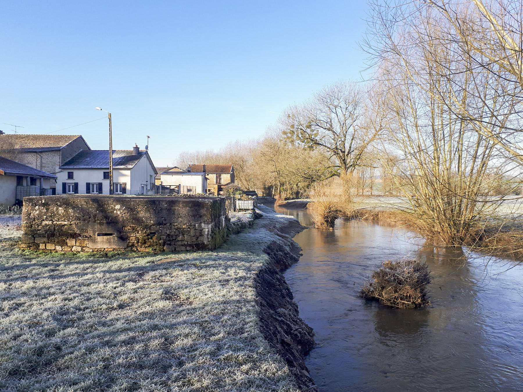 Ligne Maginot - B4 - CIMETIERE DE LA FERTE OUEST - (Blockhaus pour arme infanterie) - Le blockhaus B4 et le canal de dérivation de la Chiers - Gregory Fuchs