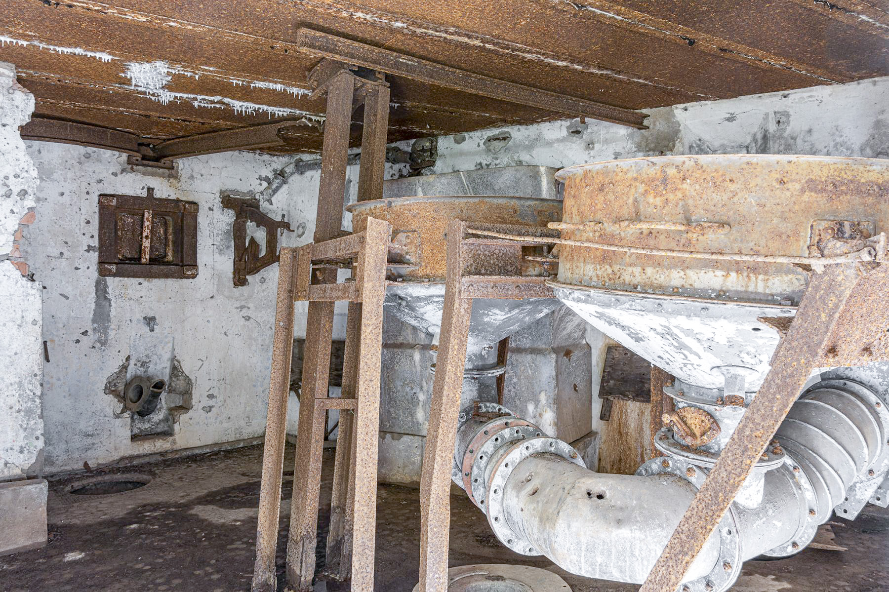 Ligne Maginot - SAEGEMUHLE - (Blockhaus pour arme infanterie) - Chambre de tir ouest
Filtres de la ventilation - David Palmer
