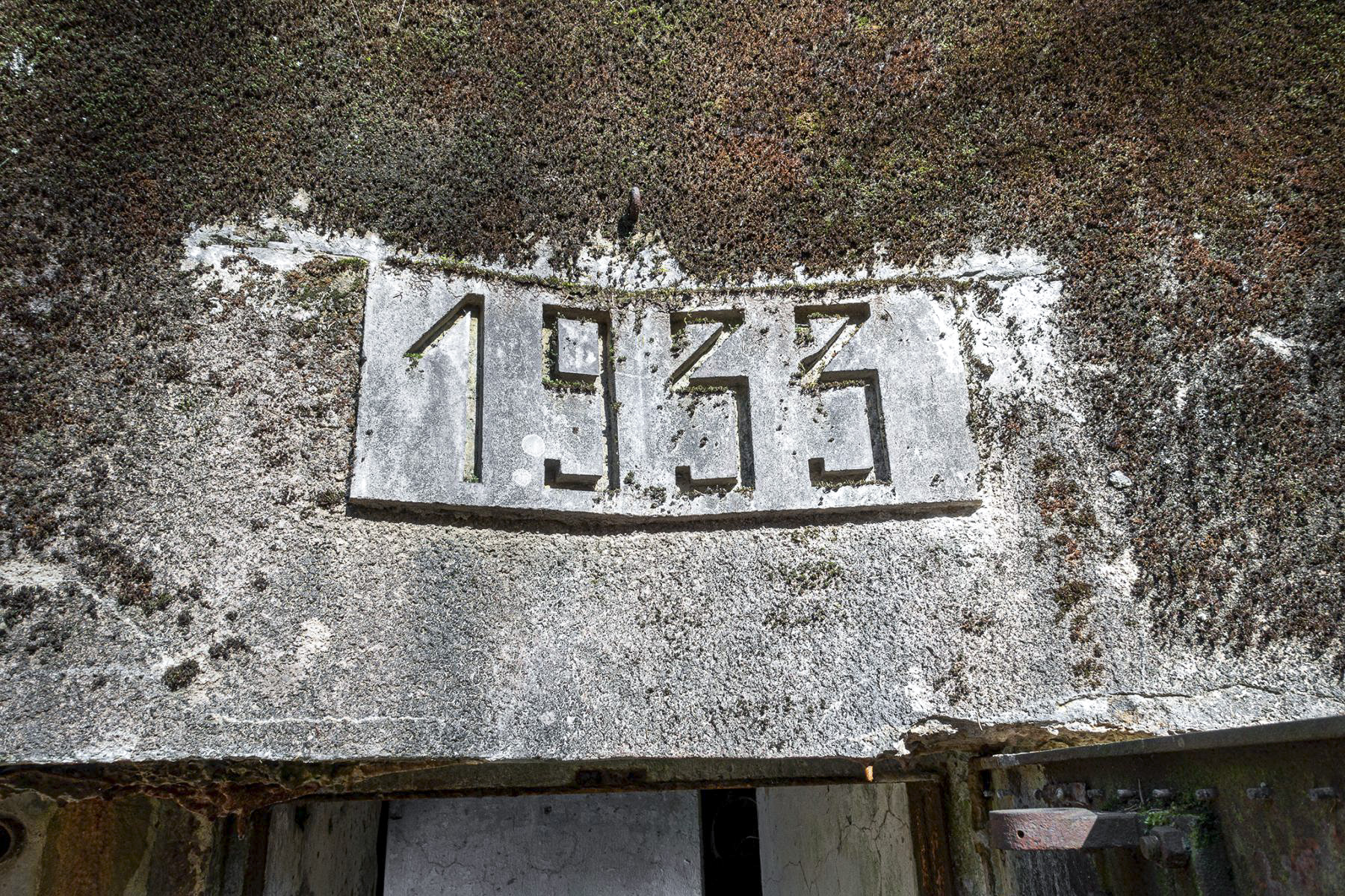 Ligne Maginot - SAEGEMUHLE - (Blockhaus pour arme infanterie) - Cartouche '1933' au-dessus de l'entrée - David Palmer