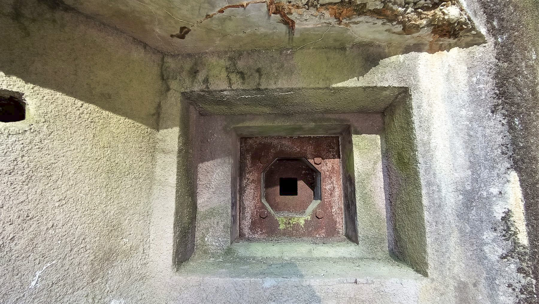 Ligne Maginot - SAEGEMUHLE - (Blockhaus pour arme infanterie) - Détail du créneau FM de la caponnière Est