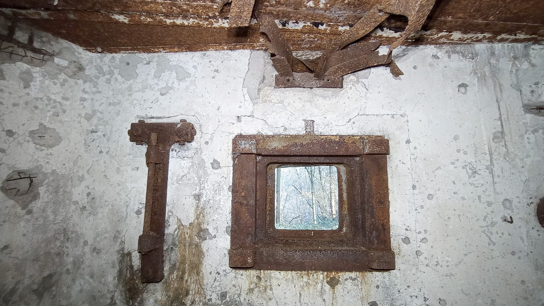 Ligne Maginot - SAEGEMUHLE - (Blockhaus pour arme infanterie) - Détail du créneau pour jumelage de mitrailleuse Reibel Mac 31 et Mitrailleuse Hotchkiss de 13,2 mm 