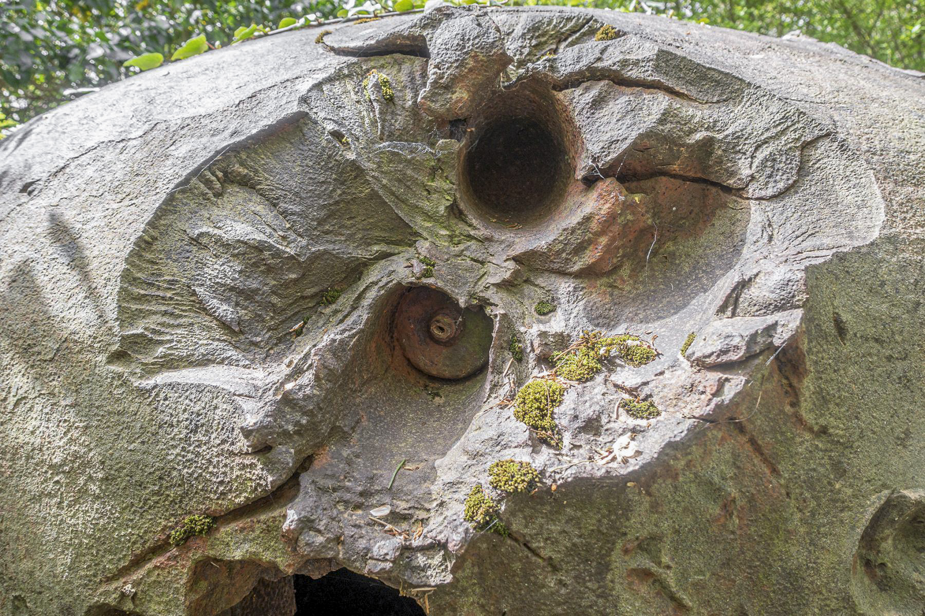 Ligne Maginot - HOFFEN - (Casemate d'infanterie - Simple) - La cloche GFM labourée par les PAK allemands - David Palmer