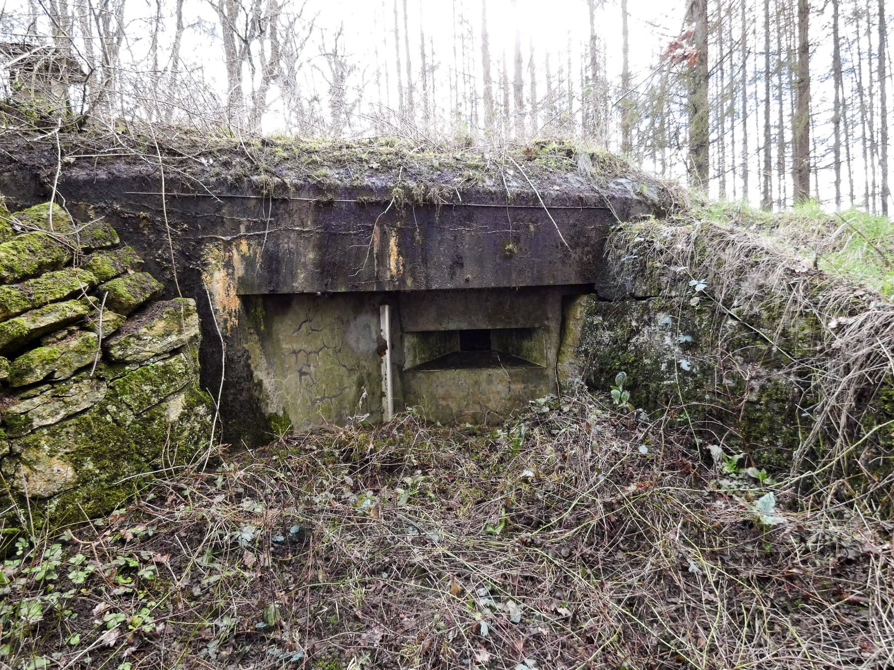 Ligne Maginot - BB7 - (Blockhaus pour canon) - Le créneau mitrailleuse de flanquement vers la gauche. - STENGER Mathieu