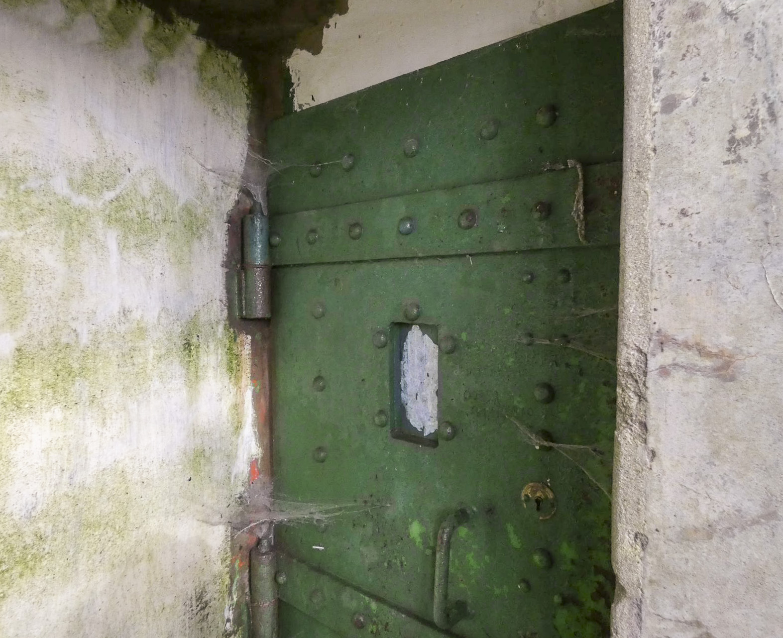 Ligne Maginot - BB7 - (Blockhaus pour canon) - La porte métallique du blockhaus verrouillée. - STENGER Mathieu