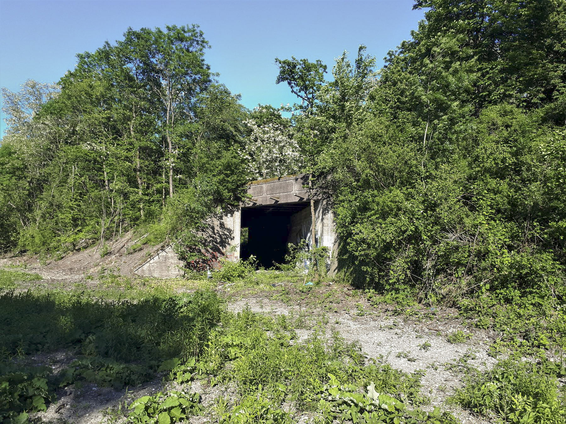 Ligne Maginot - 301A - PORT DU RHIN SUD 35 - (Blockhaus pour arme infanterie) - Passage inférieur dans le talus de la rue de la Rochelle défendu par le créneau Est - Les Gardiens du Rhin