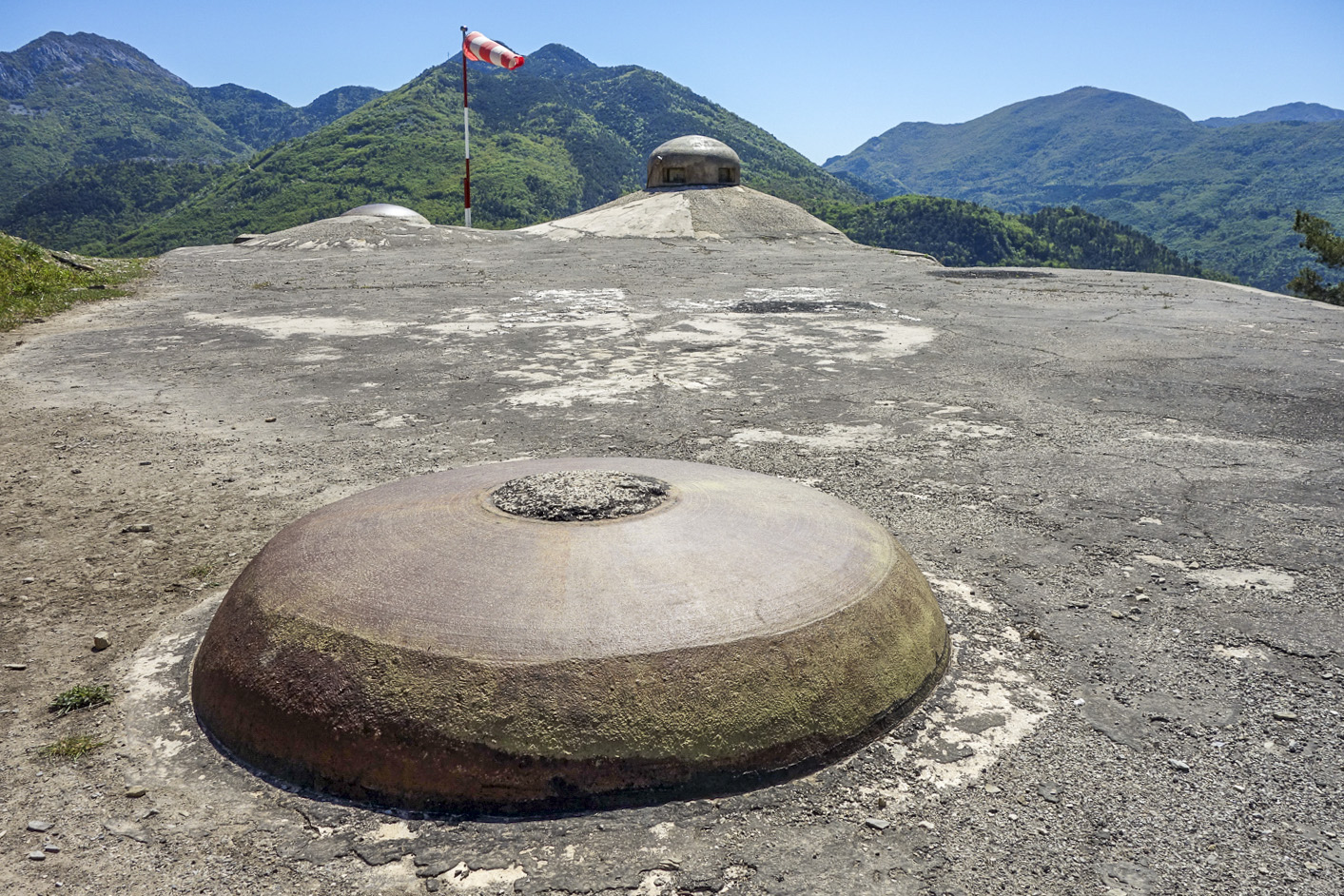 Ligne Maginot - AGAISEN (AN) - E03 - (Ouvrage d'artillerie) - Bloc 2
Cloche LG et cloche GFM en arrière-plan
 - Michel Teiten