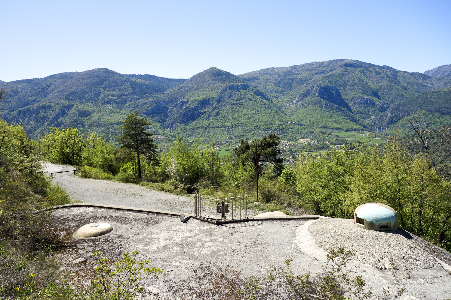 Ligne Maginot - AGAISEN (AN) - E03 - (Ouvrage d'artillerie) - Entrée
Dessus de la dalle avec la cloche LG à gauche et la cloche GFM à droite - Michel Teiten