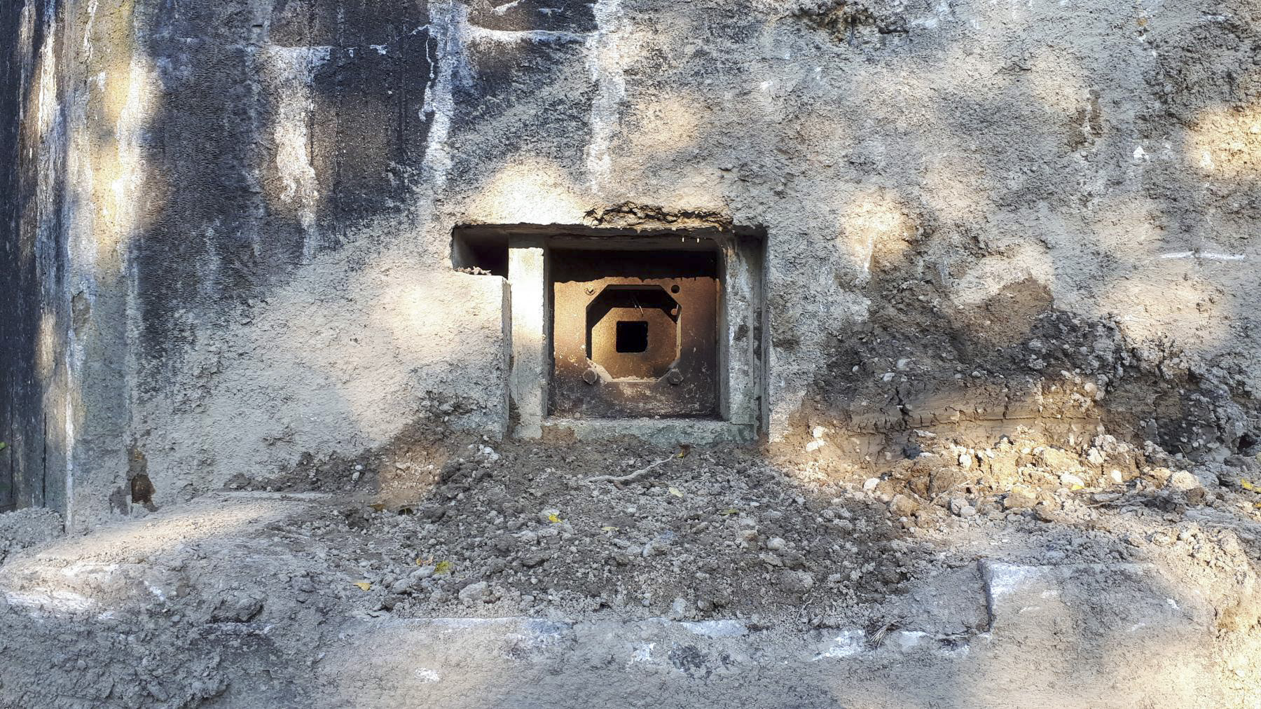 Ligne Maginot - 415 - RIEBEL - (Casemate d'infanterie) - Chambre de tir Sud
Créneau FM équipé d'une trémie type A - Les Gardiens du Rhin