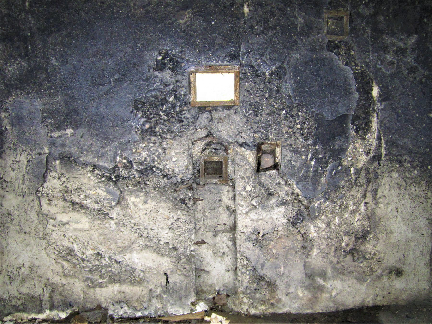 Ligne Maginot - 415 - RIEBEL - (Casemate d'infanterie) - Chambre de tir Sud
Les coffrages sont encore en place sur le créneau mitrailleuse - Les Gardiens du Rhin