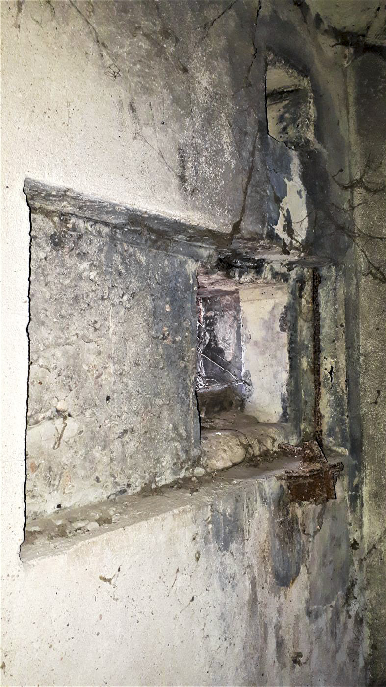 Ligne Maginot - 415D - PORT DU RHIN CENTRE 3 - (Blockhaus pour arme infanterie) - Chambre de tir supérieur
Créneau nord et support du FM