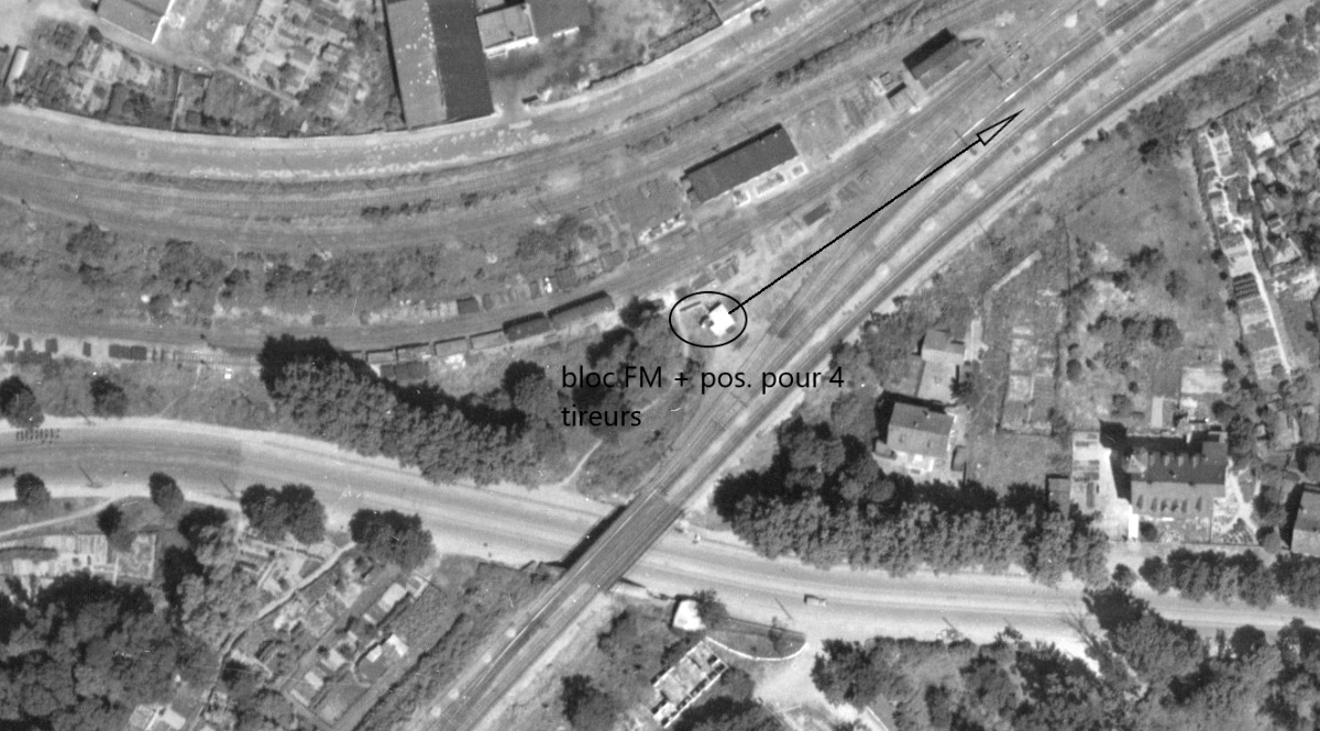 Ligne Maginot - 430F - PORT DU RHIN CENTRE 7 - (Abri) - Le bloc FM et sa position de tireurs (mur percé de 4 embrasures). L'abri n'est pas visible (caché par les arbres).