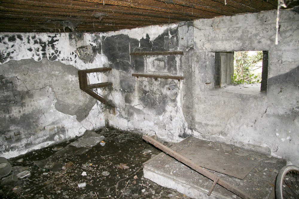 Ligne Maginot - 476 - BASSIN LOUIS ARMAND 1 - (Blockhaus pour canon) - Chambre de tir
Créneaux mitrailleuse et canon de 47 - Alain Perouffe