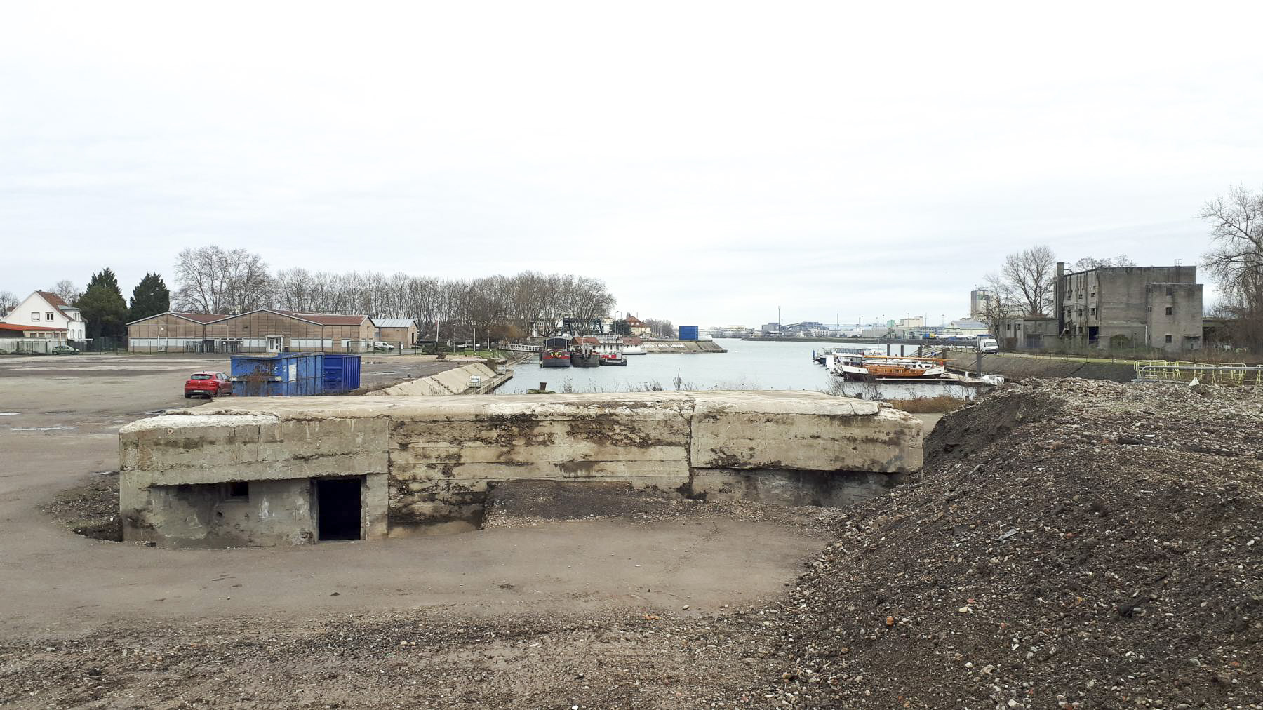 Ligne Maginot - 476E - MINOTERIE - (Blockhaus pour arme infanterie) - Le blockhaus à l'extrémité du bassin Louis Armand, où se trouvait autrefois l'entrée Nord du Petit Rhin - Gregory Fuchs
