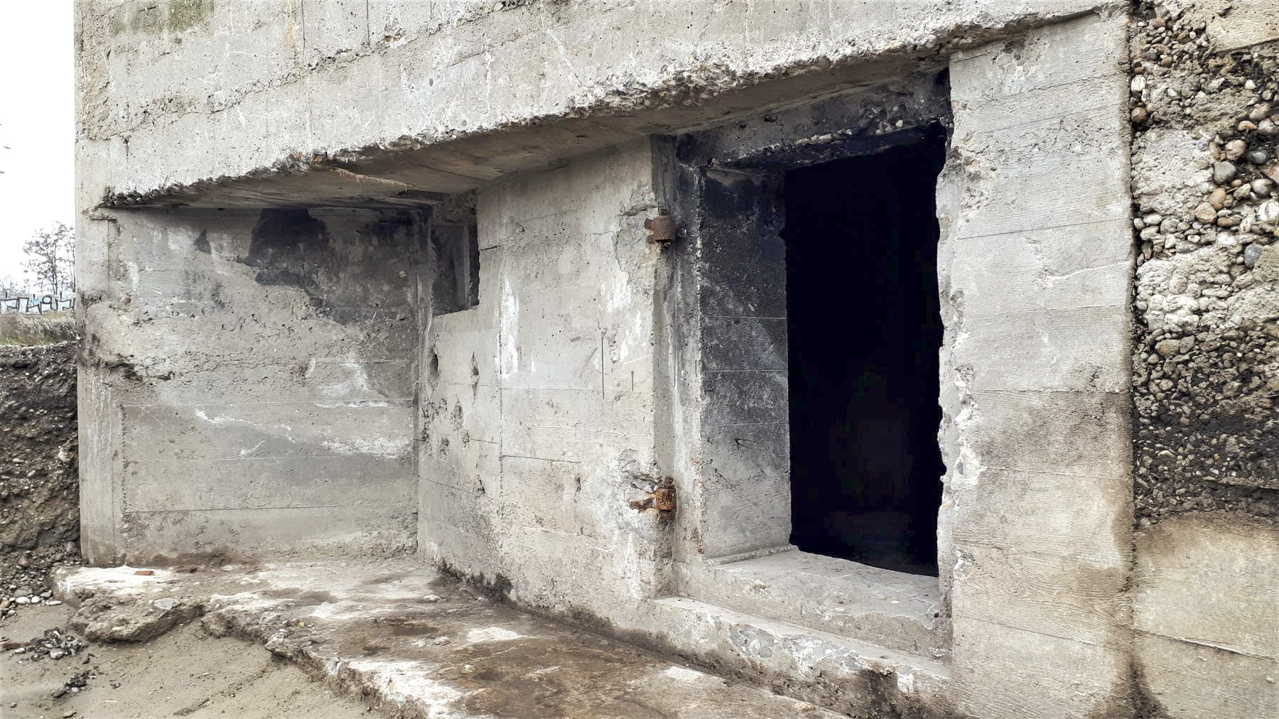 Ligne Maginot - 476E - MINOTERIE - (Blockhaus pour arme infanterie) - L'entrée
Noter les impacts sous le créneau