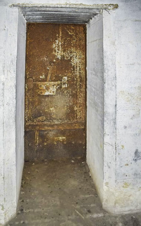 Ligne Maginot - A33 - (Abri) - Salle de troupe à l'extrémité droite
Porte blindée donnant accès au couloir extérieur et à l'entrée renforcée