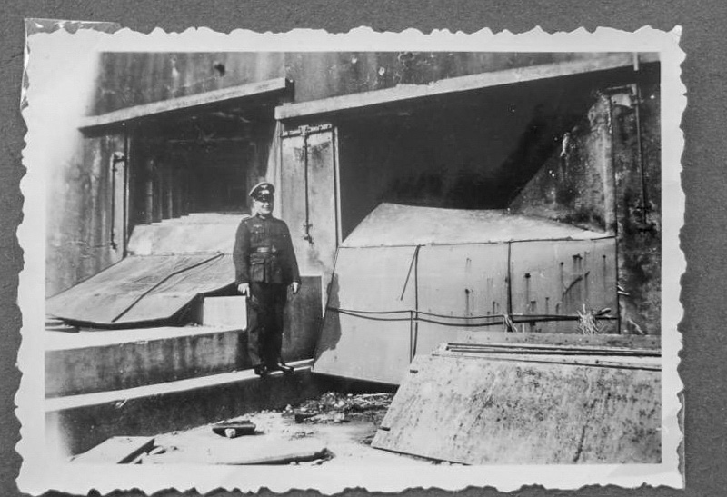 Ligne Maginot - BASSIN AUX PETROLES - (Casemate d'infanterie - Double) - Officier allemand posant devant la chambre de tir sud - Inconnu