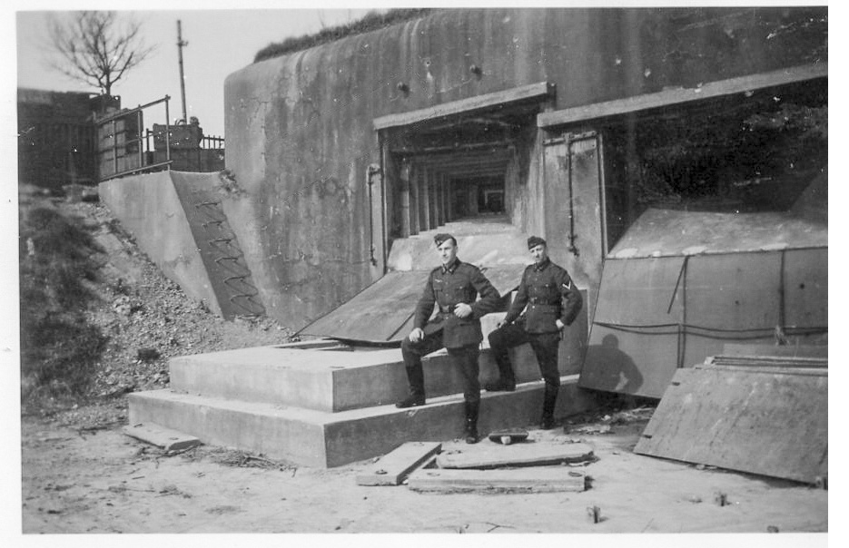 Ligne Maginot - BASSIN AUX PETROLES - (Casemate d'infanterie - Double) - 'Meine Freunde Gottwald und Kaspar vor dem schweren Bunker 8IV41' - Inconnu