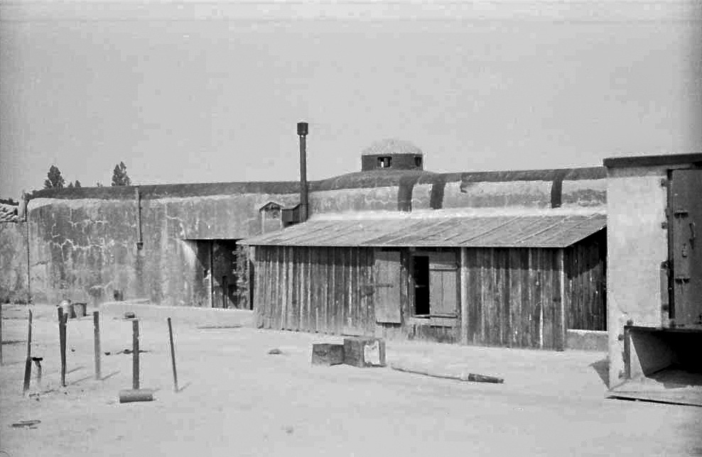 Ligne Maginot - BASSIN AUX PETROLES - (Casemate d'infanterie - Double) - Façade arrière de la casemate et baraquement - Inconnu