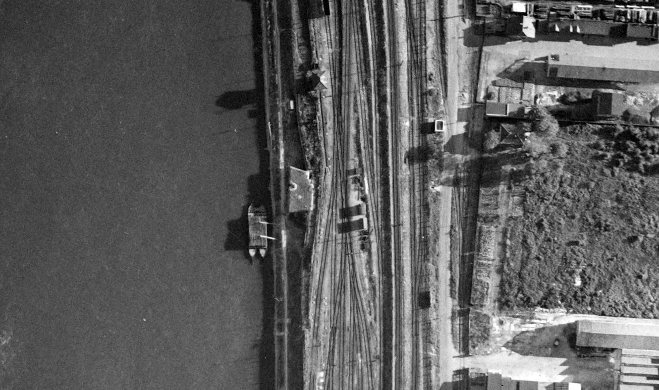 Ligne Maginot - BASSIN DE L'INDUSTRIE - (Casemate d'infanterie - Double) - La casemate Bassin de l'Industrie en 1947
On distingue l'entrée de la galerie d'accès au pied du talus de la gare de triage