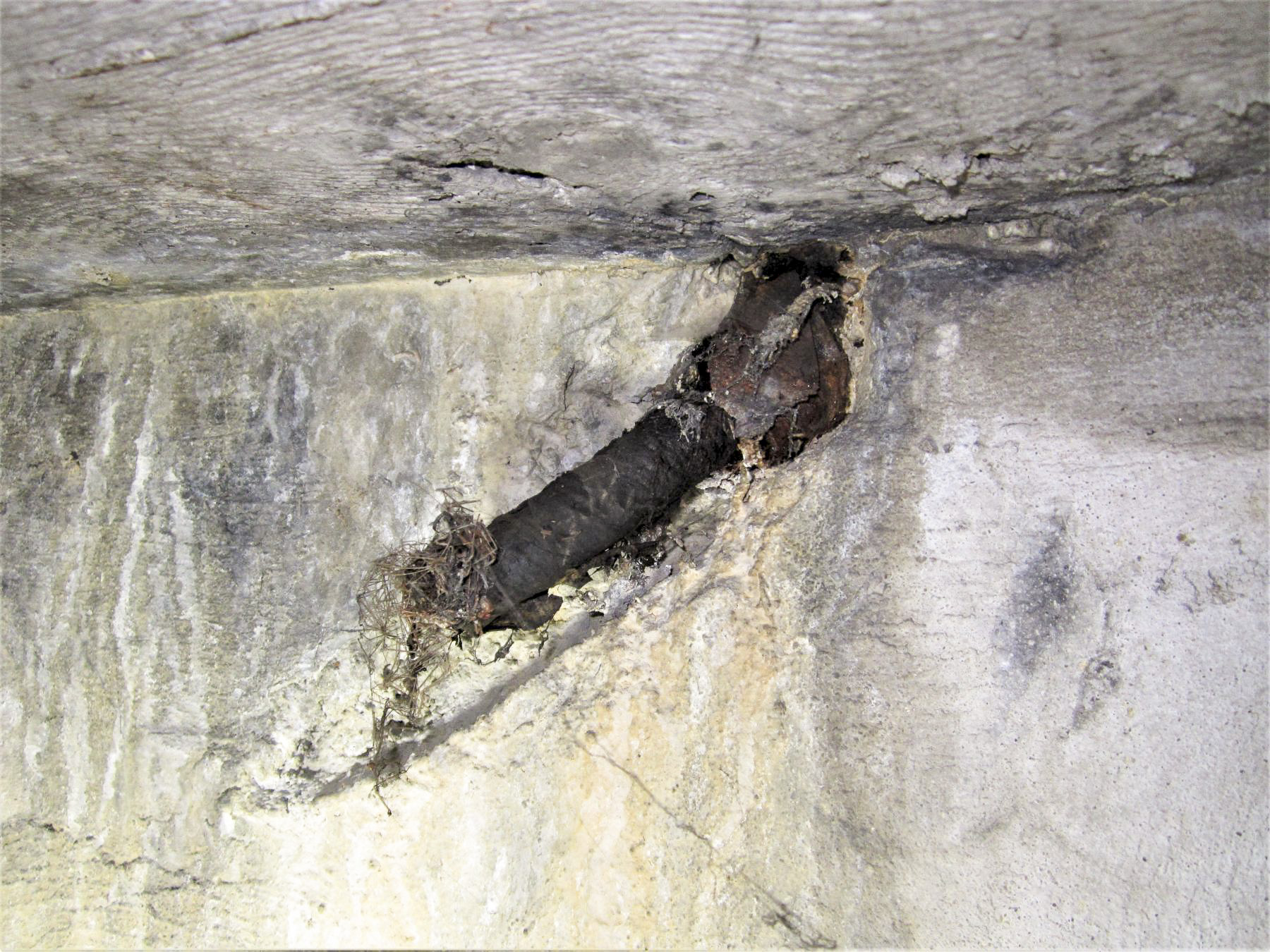 Ligne Maginot - BASSIN DE L'INDUSTRIE - (Casemate d'infanterie - Double) - Galerie d'accès
Arrivée de câble téléphonique