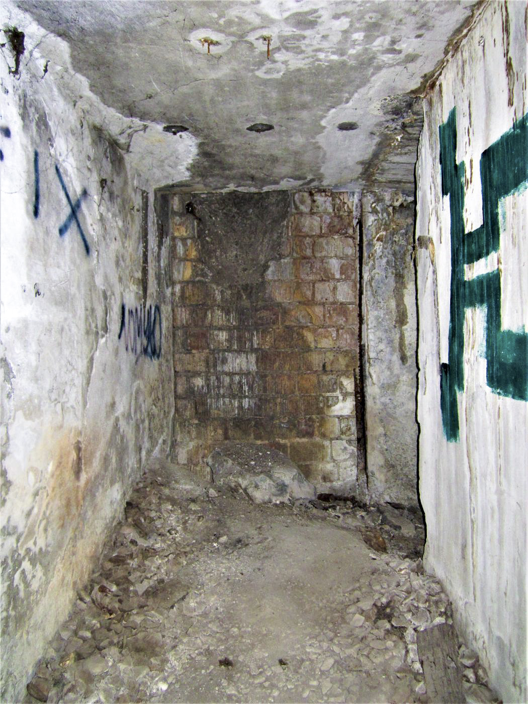 Ligne Maginot - BASSIN DE L'INDUSTRIE - (Casemate d'infanterie - Double) - L'accès vers la berge muré
