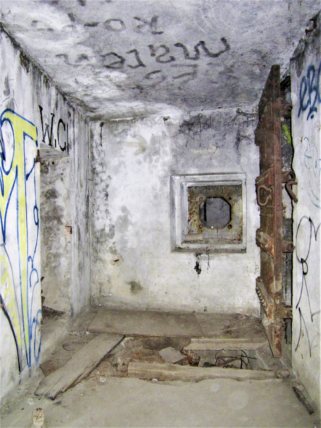 Ligne Maginot - BASSIN DE L'INDUSTRIE - (Casemate d'infanterie - Double) - l'entrée de la casemate et le créneau FM de défense rapprochée