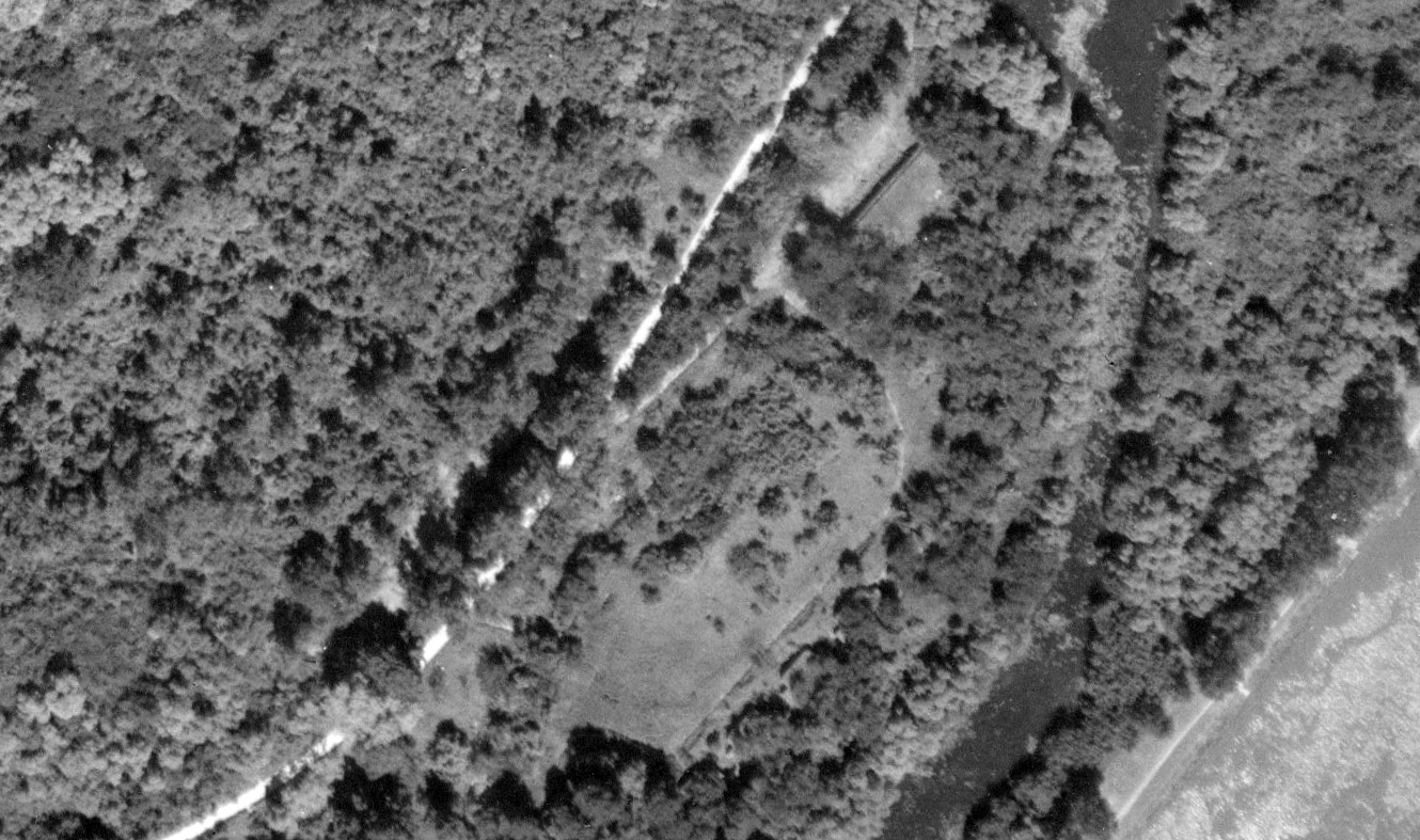 Ligne Maginot - BATTERIE DES PAYSANS - (Cuve pour canon) - La Batterie des paysans en 1950
Les emplacements de pièces se devinent entre les arbres, en bas au centre.
On distingue également l'abri à munitions M 74 plus haut