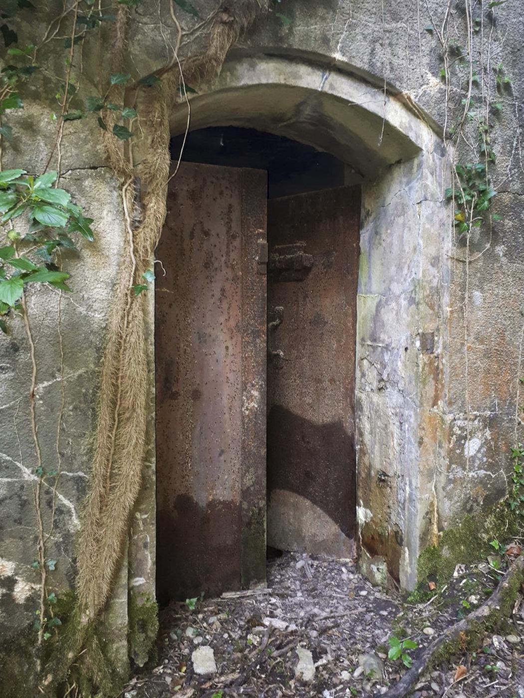Ligne Maginot - BATTERIE DES PAYSANS - (Cuve pour canon) - Entrée de la soute à munitions n°4
