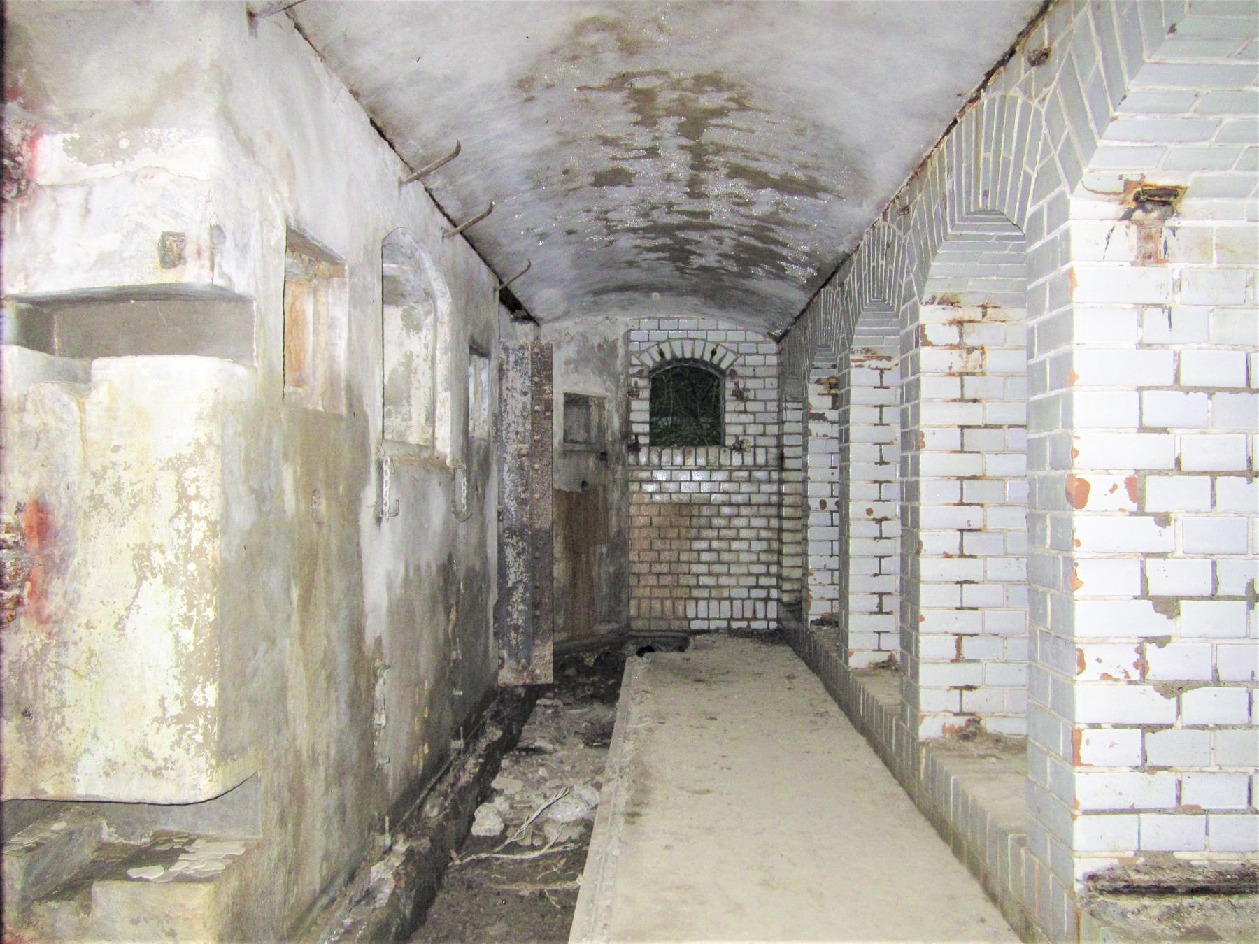 Ligne Maginot - BATTERIE DES PAYSANS - (Cuve pour canon) - Soute à munitions n°4
Noter la tranchée au sol pour les conduits acoustiques (disparus)