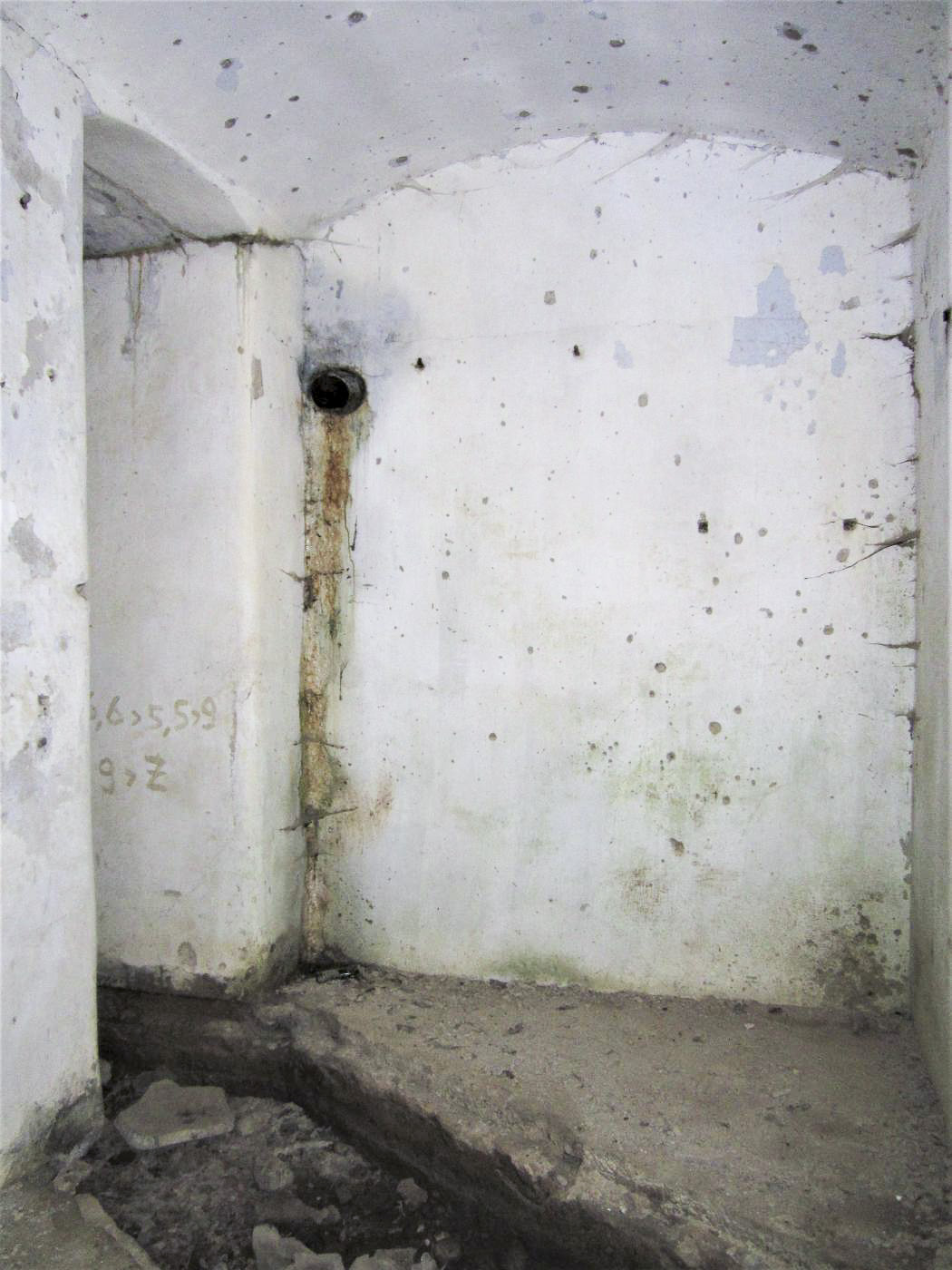 Ligne Maginot - BATTERIE DES PAYSANS - (Cuve pour canon) - Local attenant à la cloche d'observation
Noter la tranchée au sol pour les conduits acoustiques (disparus)