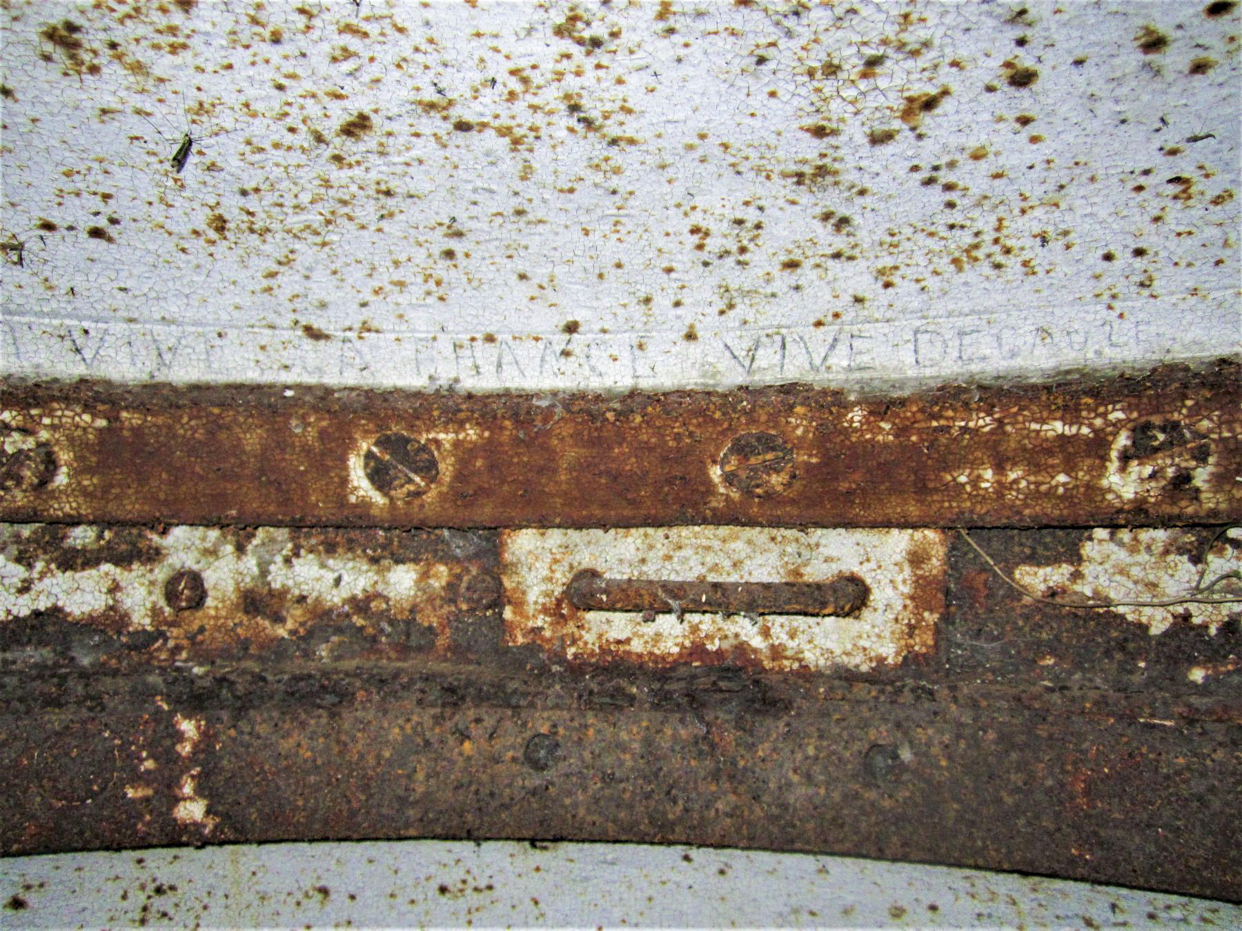 Ligne Maginot - BATTERIE DES PAYSANS - (Cuve pour canon) - Cloche d'observation
Graffiti '... vive la chance vive de Gaulle'